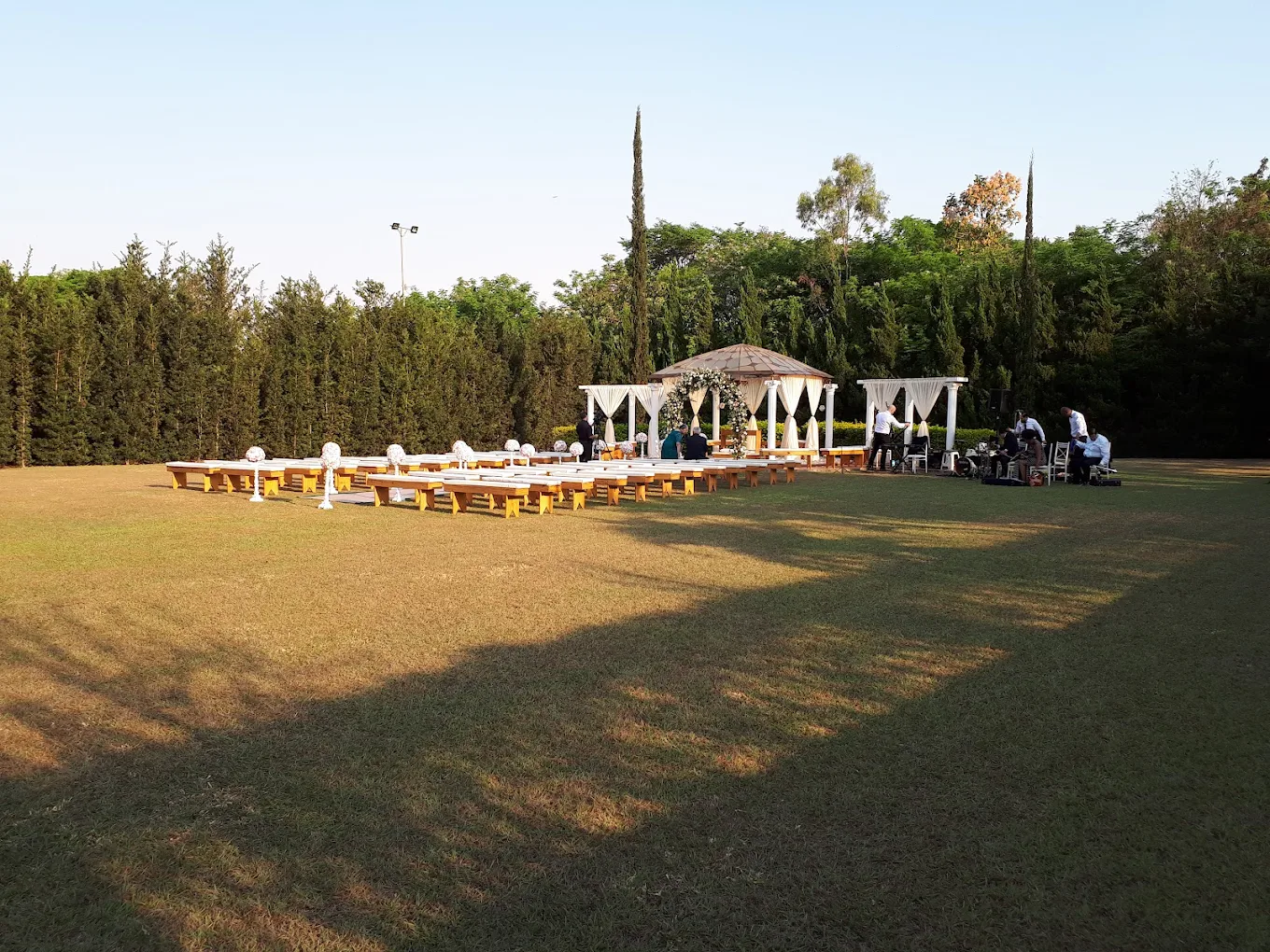 Espaço ao ar livre do Millenium Festas & Eventos decorado para cerimônia de casamento